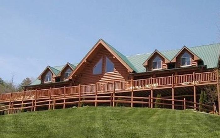 Spectacular 9 Bedroom Mansion With Pool, Sevierville