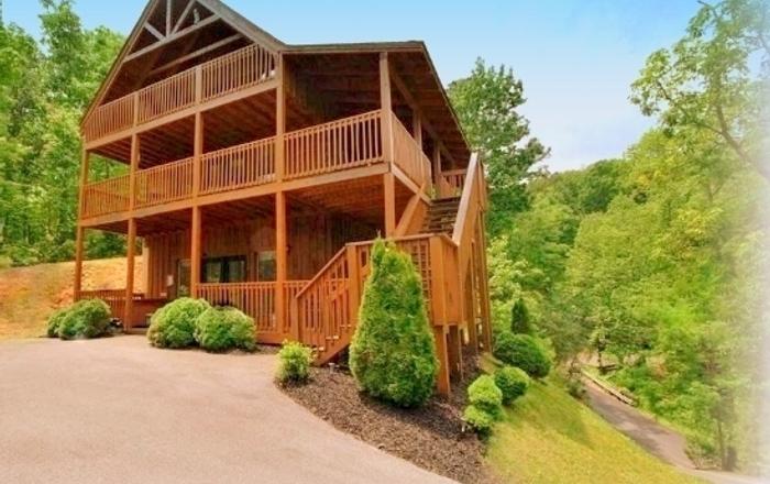 3 Master Suites, Bordering The National Park!! Private, Mountain View, Game Room, Gatlinburg