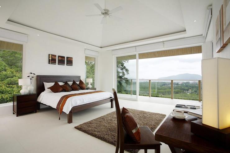 Bedroom 2, with king-size bed and sea views