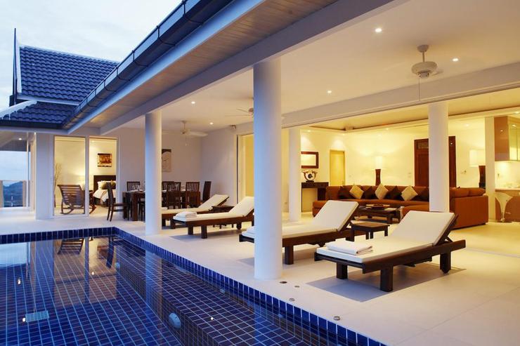 Spacious living room leading out onto the sundeck and swimming pool