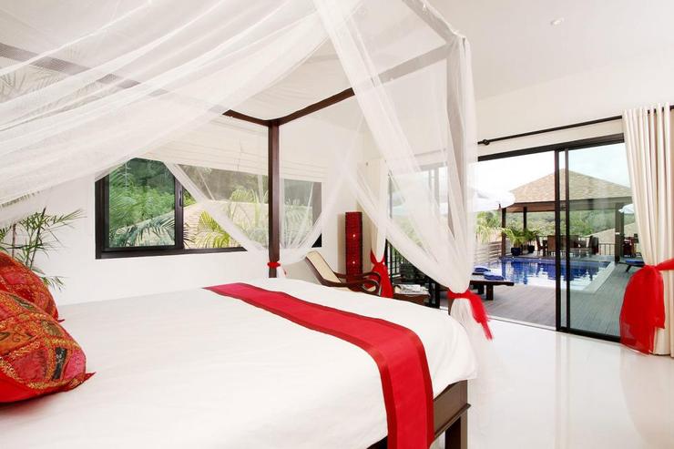 Master bedroom with four poster king size bed and direct access to the sun deck and swimming pool