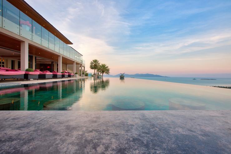 Amazing 25m infinity-edged pool with stunning panoramic ocean-views