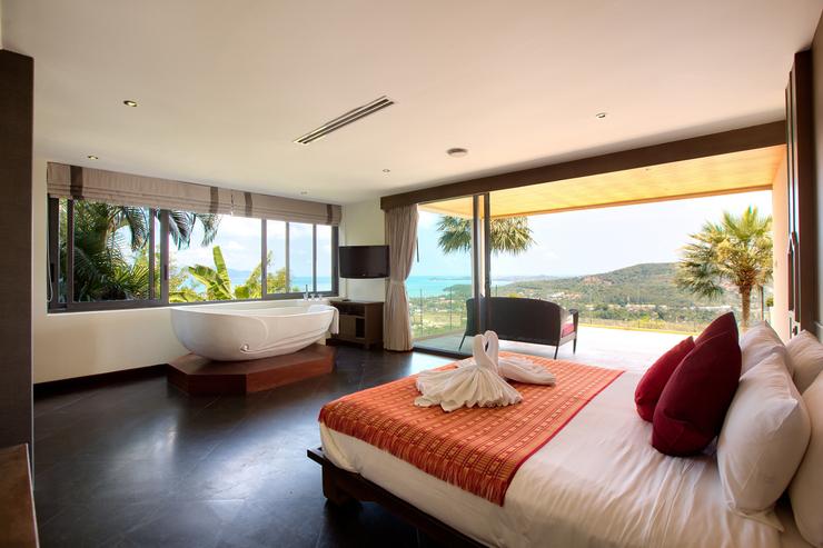 Master bedroom 1 with ocean-view balcony, bathtub, en-suite and king-sized bed