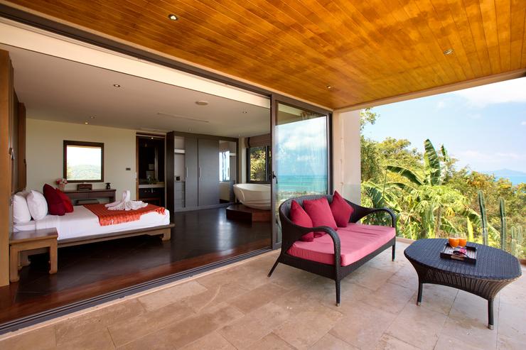 Master bedroom 1 with ocean-view balcony, bathtub, en-suite and king-sized bed