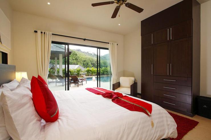 Bedroom 3 with king-size bed, large wardrobe, air conditioning and ceiling fan