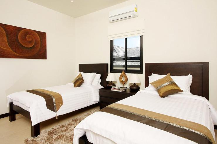 Bedroom 2 with twin beds, air conditioning and ceiling fan
