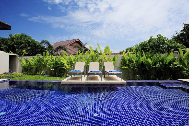 Large private swimming pool, with feature sundeck