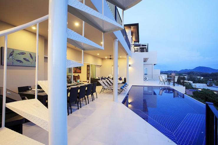 Impressive villa on three floors, with upper and lower sun terrace and infinity edge swimming pool