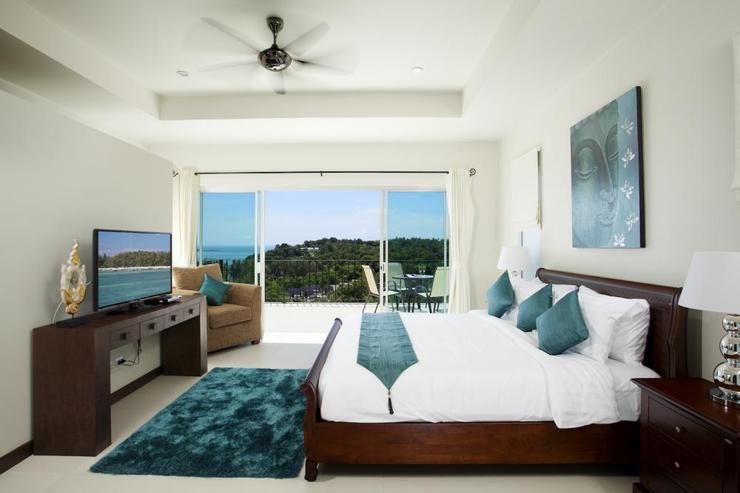 Bedroom 2 with king-size bed, en-suite bathroom, TV, DVD player and cable channels and stunning seaview