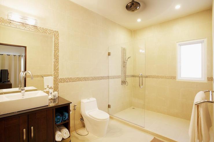Bedroom 7 en-suite bathroom with large walk-in shower