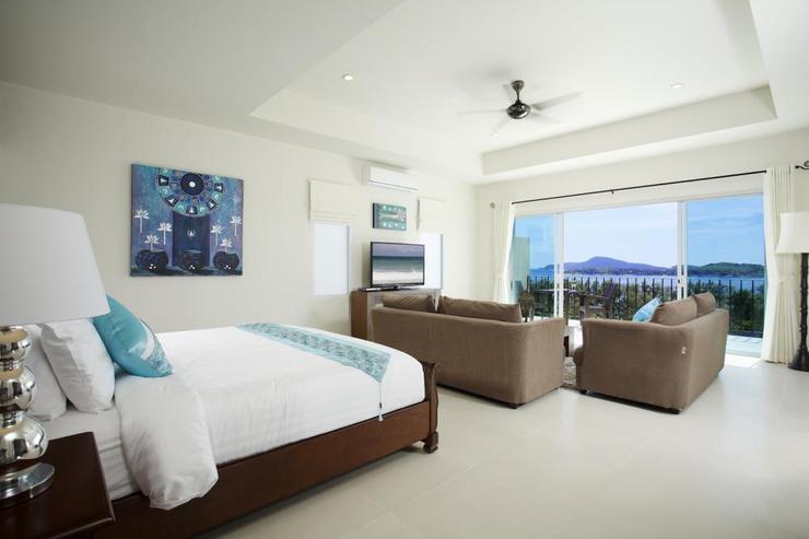 Master bedroom with king size bed, amazing sea views, and en-suite bathroom