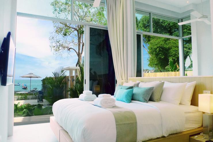 Bedroom 1, with its 4.5 meter ceiling height enjoys gorgeous views over the gardens and the sea.