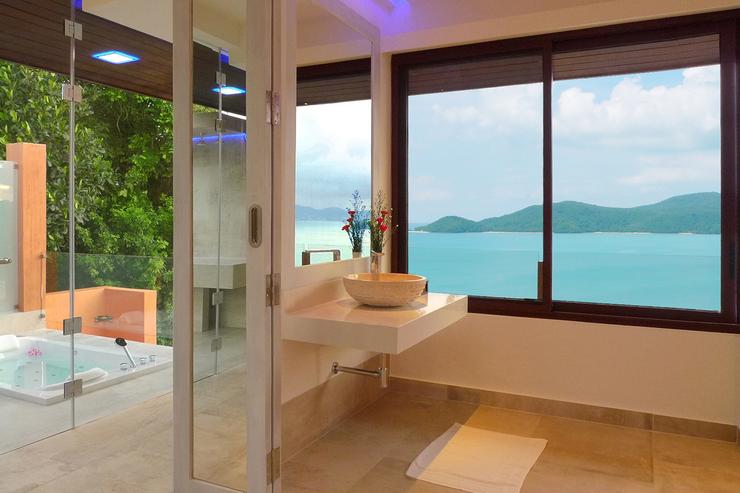 Choose to use the inside bathroom, or opt to bathe outside to hear the sounds of nature, or enjoy a star covered sky