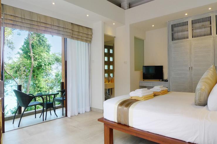 Located in the South-east Pavilion Bedroom 6 enjoys a 5 meter vaulted ceiling, private balcony, spacious contemporary en-suite bathroom and beautiful sea views.