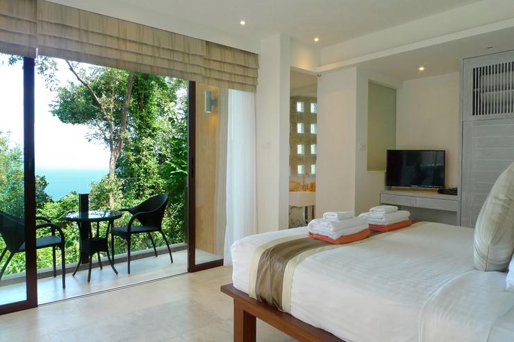 Located in the South-east Pavilion Bedroom 7 enjoys high cielings, a private terrace, spacious contemporary en-suite bathroom and beautiful sea views.